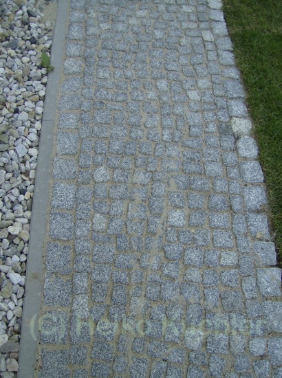 Fußweg aus Granitpflaster